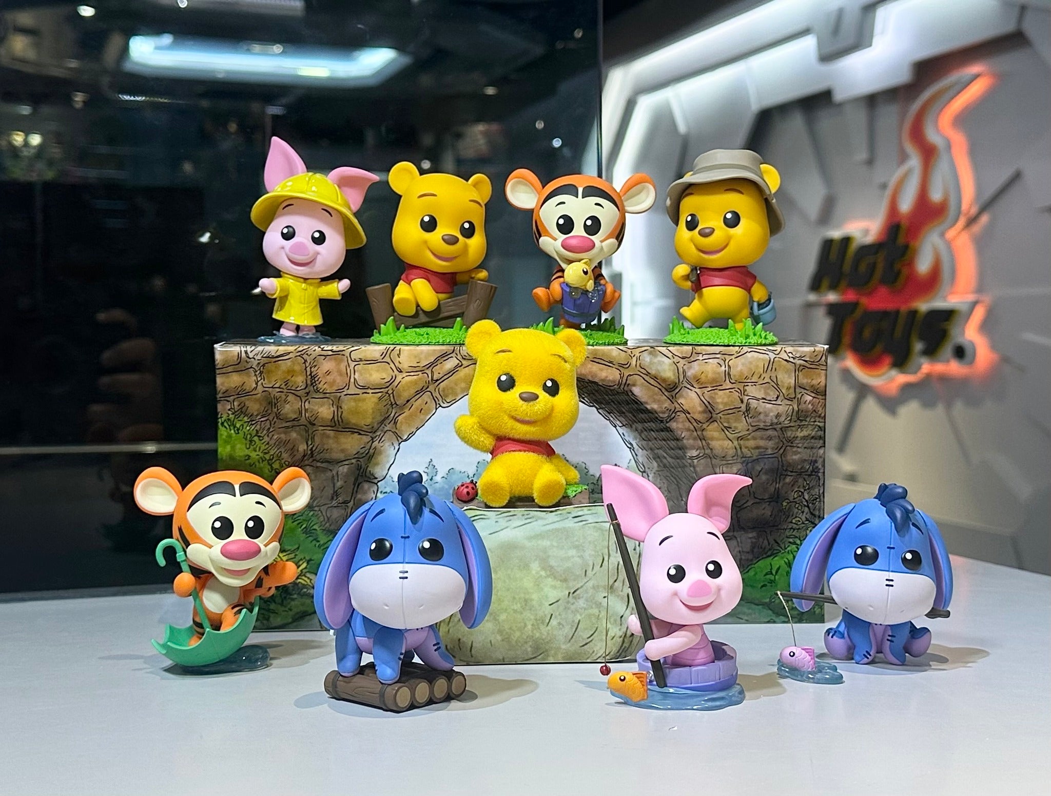 Hot Toys x Disney CBX121 WINNIE THE POOH Cosbi Full box ( Case of 8pcs. )
